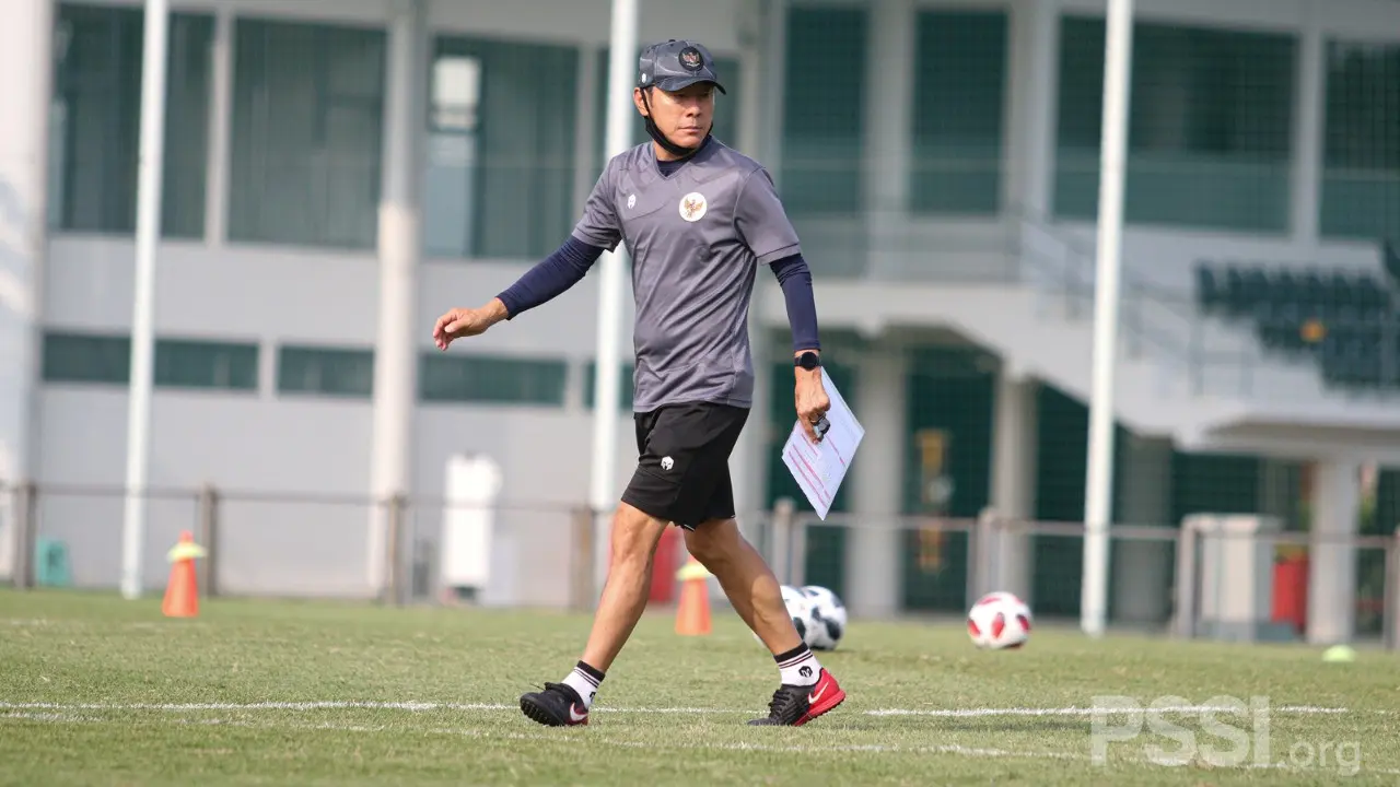 Pelatih Timnas Indonesia, Shin Tae-yong saat memimpin pemusatan latihan.