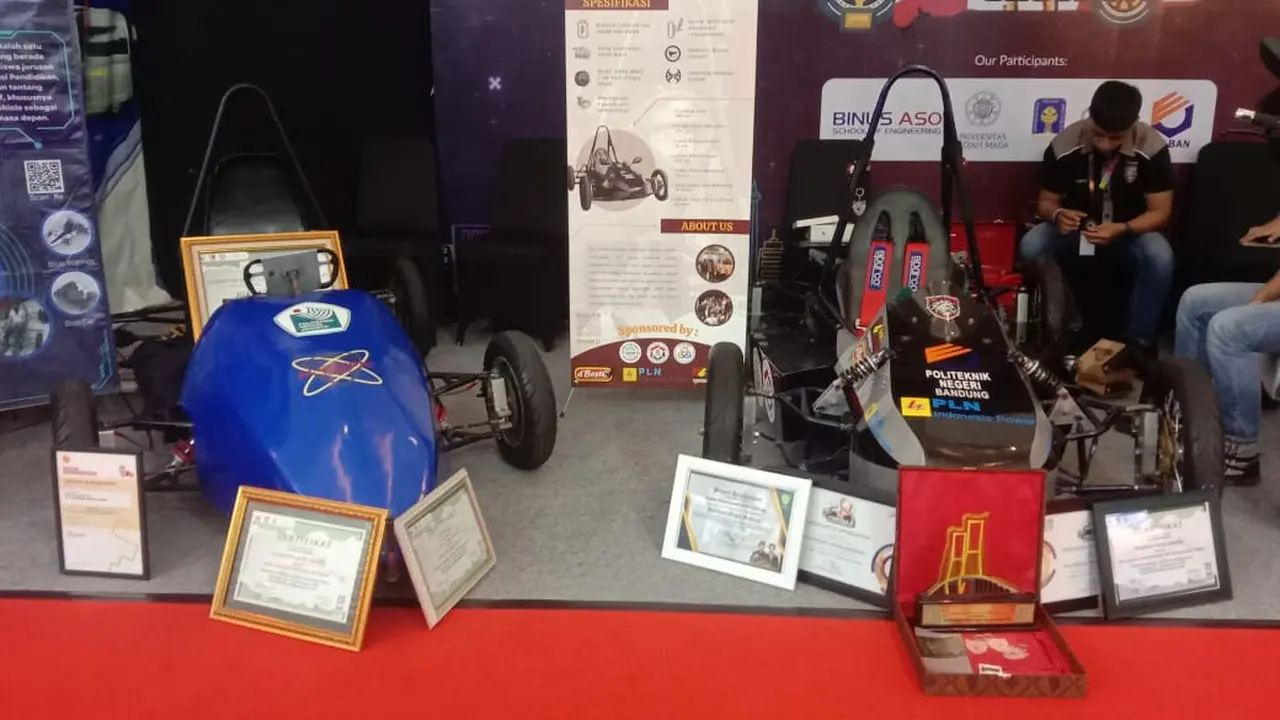 Mobil balap listrik karya mahasiswa Politeknik Negeri Bandung (PNB) dan Politeknik Negeri Jakarta (PNJ) di pameran otomotif IIMS 2023. (Liputan6.com/Jordy Rivaldo)