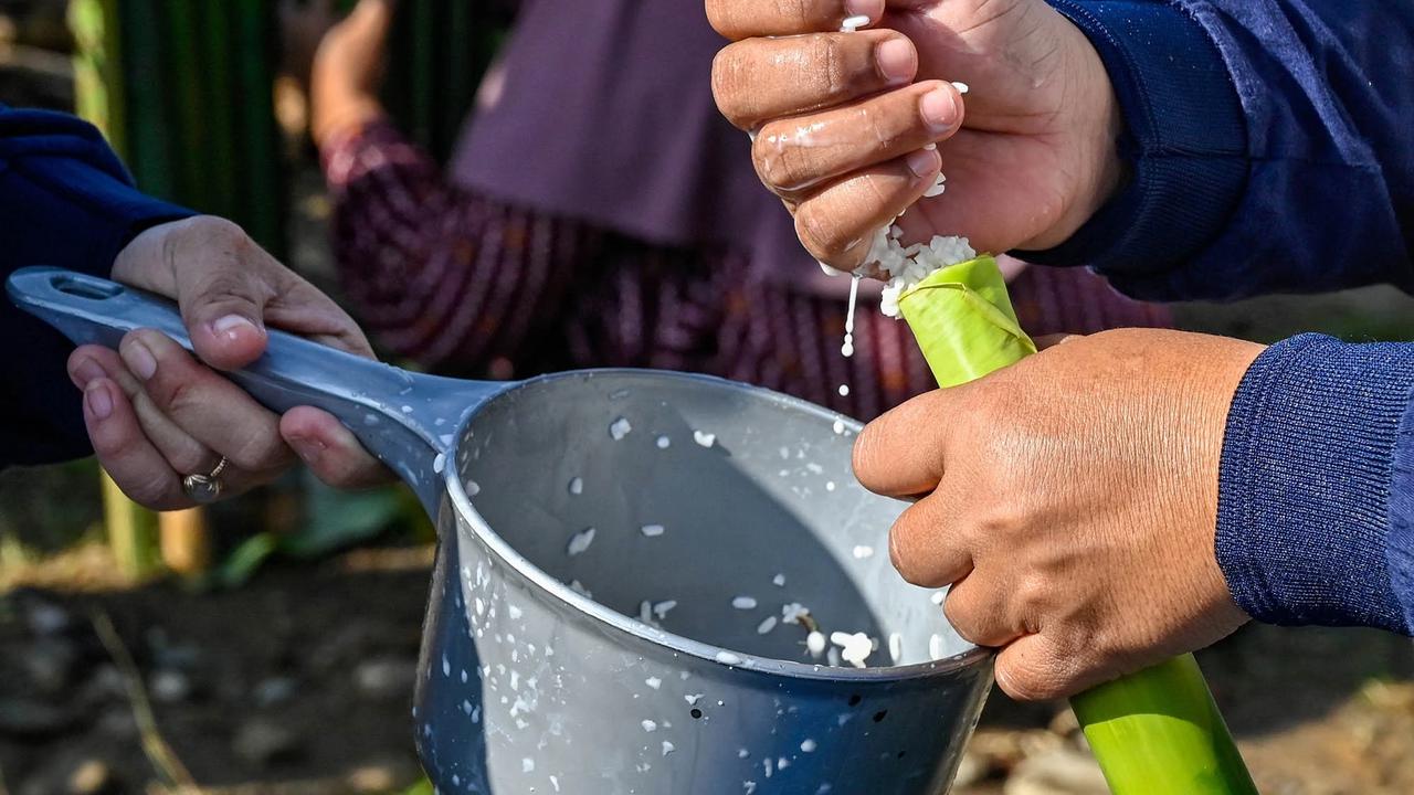 FOTO: Ribuan Warga Abdya Pecahkan Rekor Memasak Lemang Terbanyak