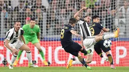 Bek Juventus, Giorgio Chiellini, berusaha menghadang tendangan gelandang AS Monaco, Joao Moutinho. AS Monaco mendominasi pertandingan dengan penguasaan bola hingga 51 persen sementara Juventus 49 persen.  (EPA/Alessandro Di Marco)
