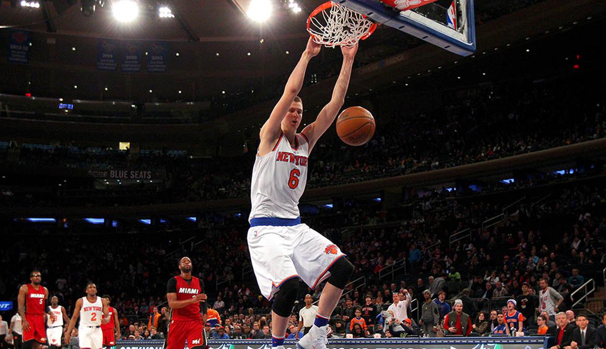 Pebasket New York Knicks, Kristaps Porzingis, memasukan bola saat laga melawan Miami Heat pada ajang NBA di Madison Square Garde, Amerika Serikat, Minggu (28/2/2016). (Reuters/Brad Penner)