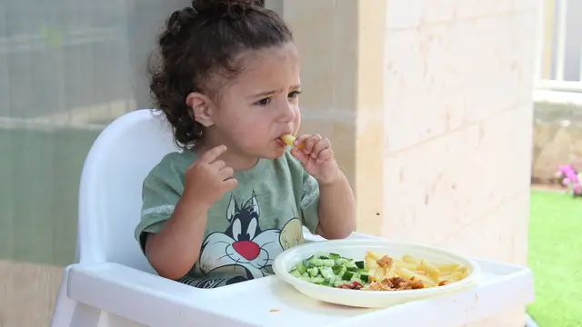 Ilustrasi seorang anak sedang makan (pixabay)