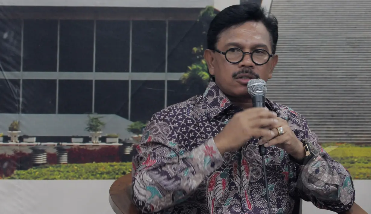Wakil Ketua Fraksi Partai Nasdem Jhony G Plate saat menjadi pembicara pada diskusi "Rupiah Terpuruk dan Dampaknya bagi Perekonomian Indonesia", Jakarta, Kamis (19/03/2015). (Liputan6.com/Andrian M Tunay)