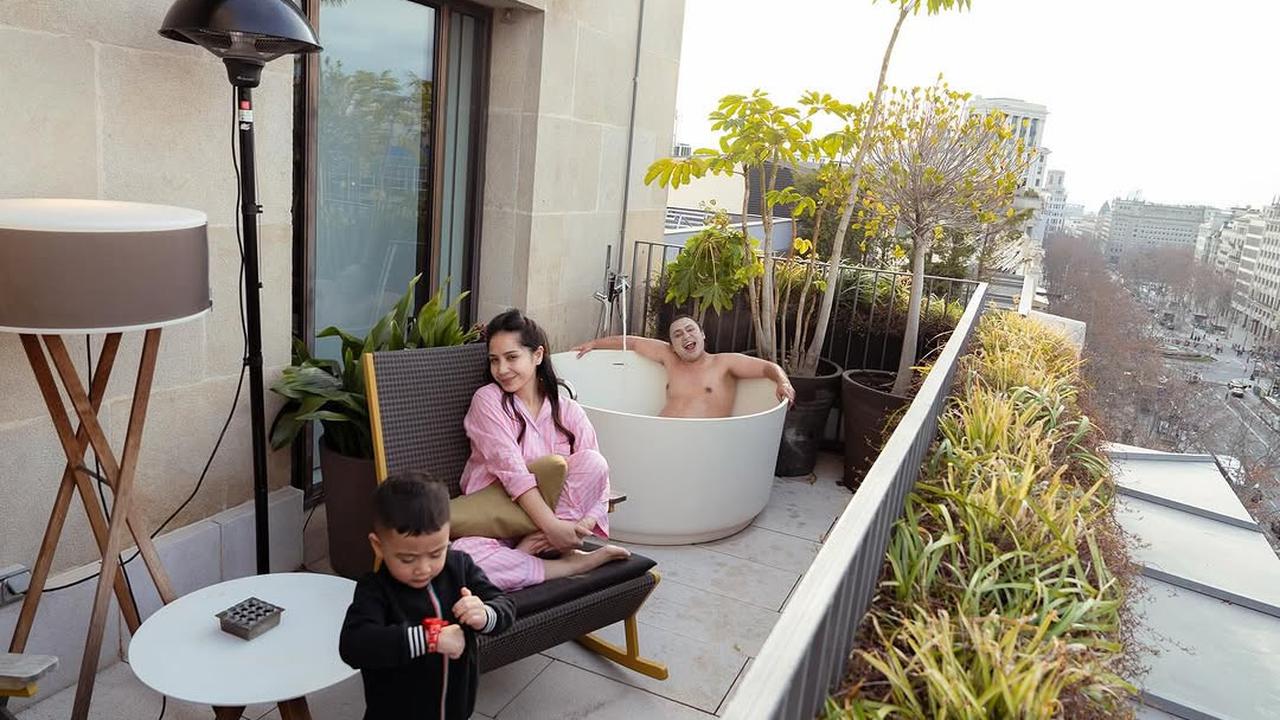 Potret Keanu Asyik Berendam dan Nongkrong di Balkon Hotel Mewah Bareng Nagita Slavina dan Rayyanza