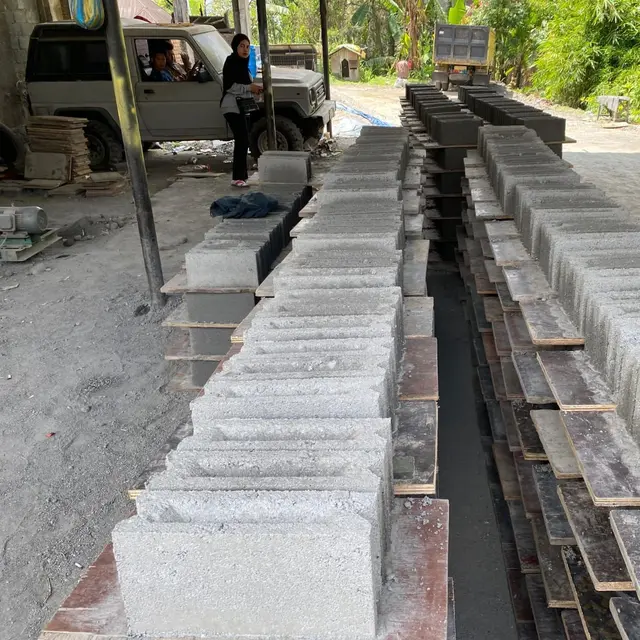 PLN mendorong pemanfaatan material Fly Ash dan Bottom Ash (FABA) atau limbah padat yang dihasilkan dari proses pembakaran batu bara di PLTU menjadi bahan baku keperluan berbagai sektor. (Dok PLN)