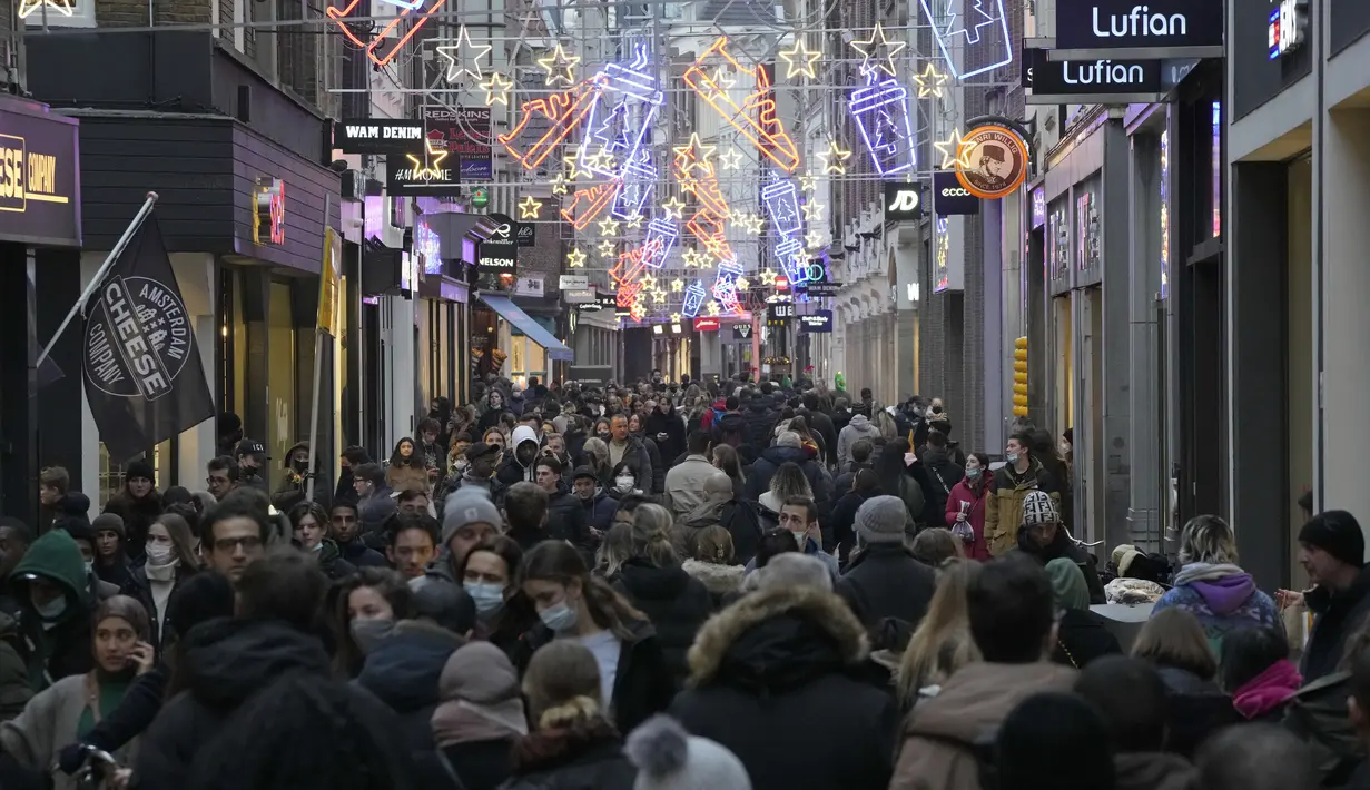 Kerumunan orang memadati jalan pada Sabtu terakhir sebelum Natal di Amsterdam, Sabtu (18/12/2021). Pemerintah Belanda akan melakukan penguncian ketat atau lockdown selama periode Natal dan Tahun Baru untuk mencoba menahan varian covid-19 Omicron yang sangat menular. (AP Photo/Peter Dejong)