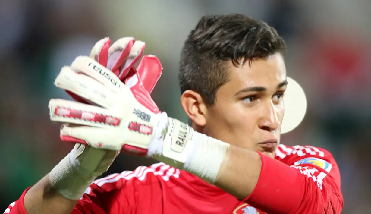 Raúl Gudiño, kiper Meksiko berusia 19 tahun ini sekarang dalam masa peminjaman ke Uniao Madeira dari Porto. Gudino meraih Concacaf Young Goalkeeper of the Year 2013 setelah penampilan apiknya di Piala Dunia U-17. (AFP)