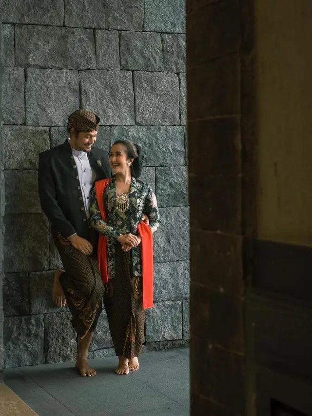 8 Gaya Pemotretan Dwi Sasono dan Widi Mulia Berbalut Busana Adat Jawa Klasik, Tampil Mesra Bak Pengantin Baru