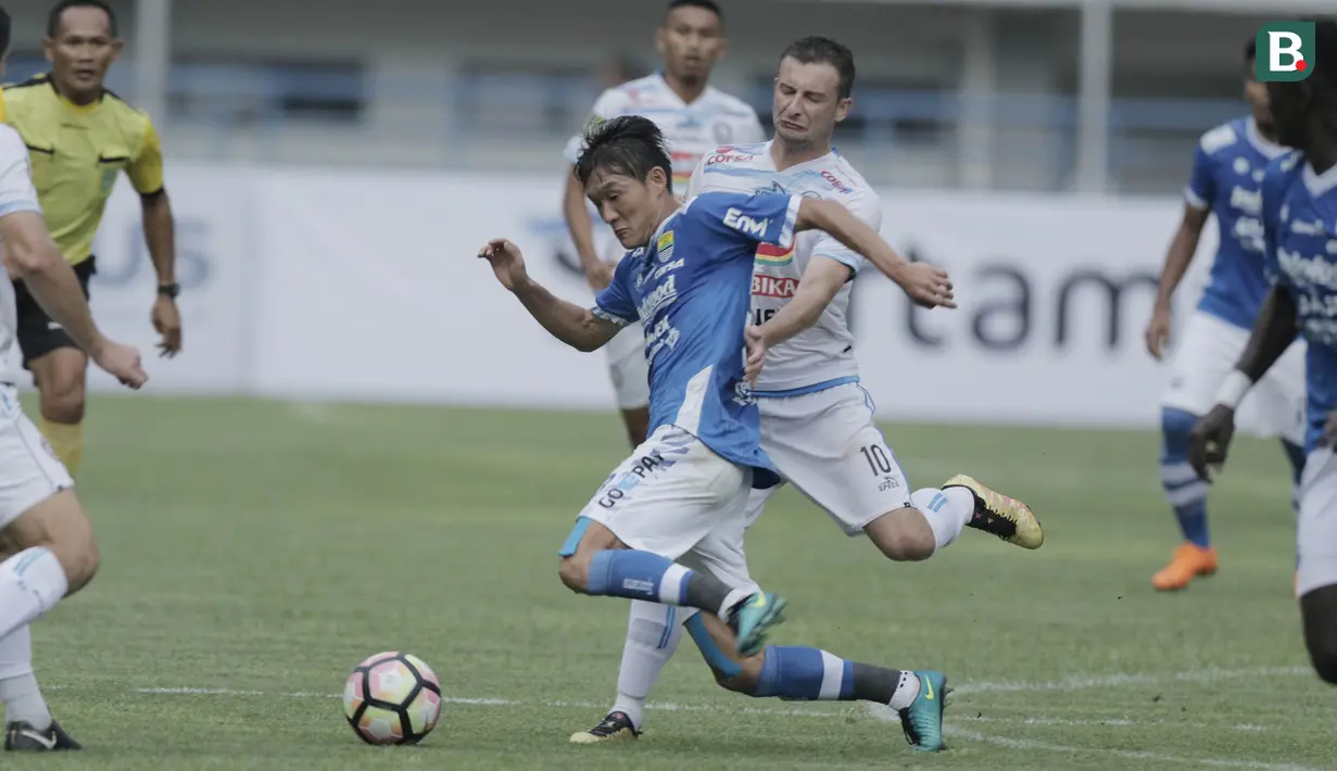 Gelandang Persib Bandung, Oh In-kyun, berebut bola dengan gelandang Arema Malang, Balza Bazovic, pada laga persahabatan di Stadion GBLA, Bandung, Minggu (18/3/2018). Persib menang 2-1 atas Arema FC. (Bola.com/M Iqbal Ichsan)
