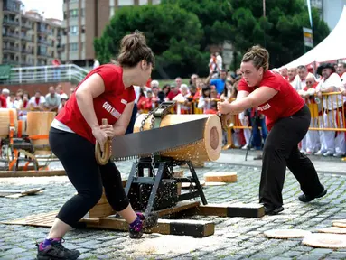 Festival San Fermin di Pamplona, Spanyol Utara, menghadirkan beberapa olahraga pedesaaan Basque, (8/7/2014). (AFP PHOTO/Ander Gillenea)