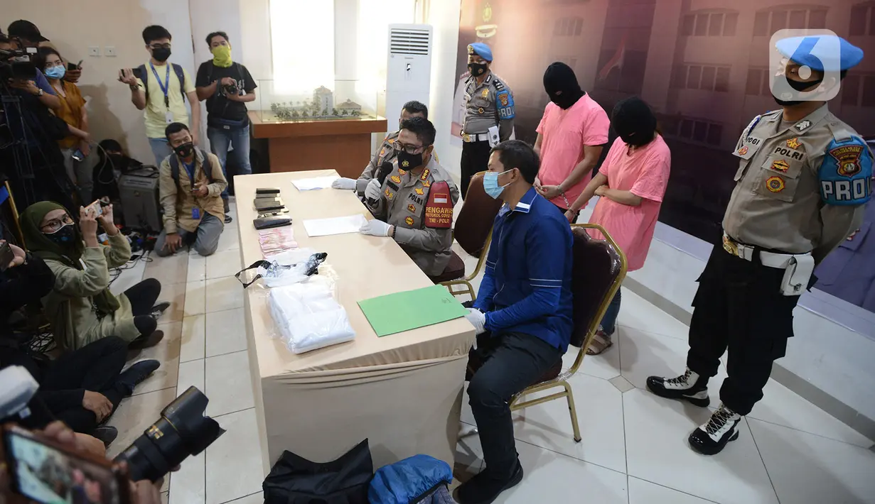Polisi merilis kasus muncikari dari prostitusi online artis di Polres Metro Jakarta Utara, Jumat (27/11/2020). Polres Metro Jakut menetapkan dua muncikari berinisial AR dan CA sebagai tersangka kasus prostitusi online yang melibatkan dua artis yakni ST dan SH alias MY. (merdeka.com/Imam Buhori)