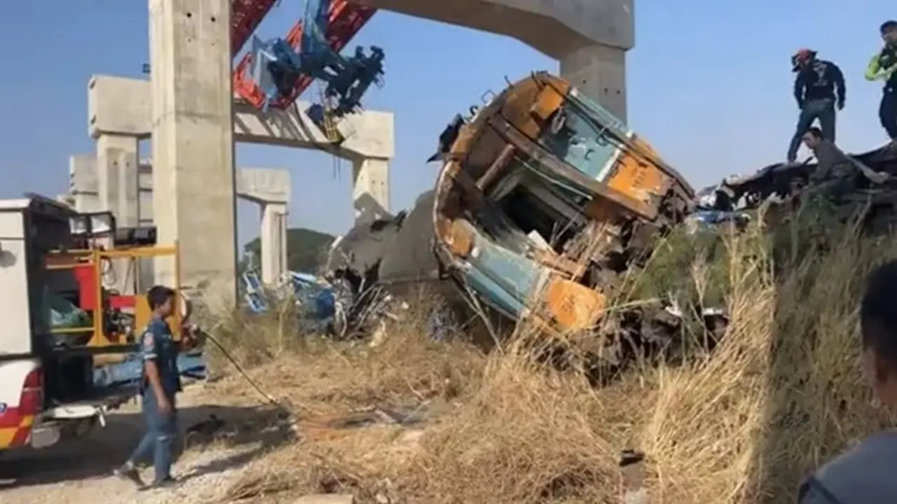 Sebuah crane konstruksi jatuh menimpa kereta penumpang di wilayah timur laut Thailand pada 14 Januari 2026, menewaskan 22 orang.