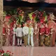 Meski prosesi lengkapnya baru akan ditayangkan, potret yang beredar sudah memperlihatkan bagaimana kedua keluarga tampil serasi dalam balutan busana adat Jawa yang dirancang khusus. [@elsyifa.fanspage_].