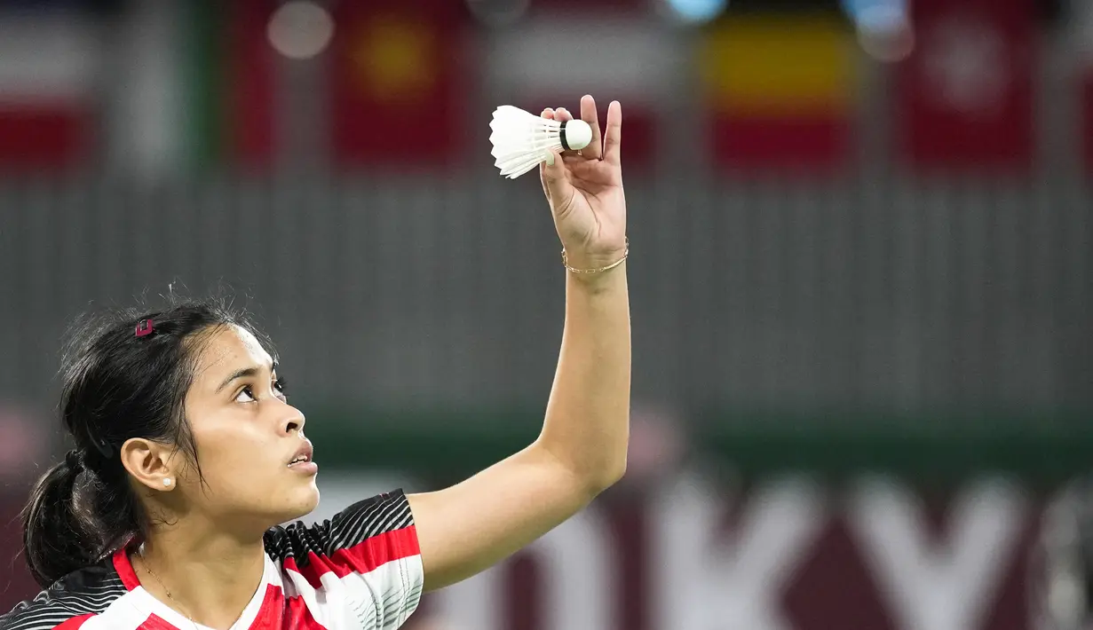 Tunggal putri Indonesia Gregoria Mariska Tunjung bersiap memukul kok ke arah pebulu tangkis Thet Htar Thuzar pada laga perdana cabang bulu tangkis Grup M Olimpiade Tokyo 2020 di Musashino Forest Plaza, Minggu (25/7/2021). Gregoria Mariska menang 21-11 dan 21-8. (AP Photo/Markus Schreiber)