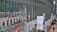 Rangkain tiang yang sedang dibangun untuk proyek pembangunan Kereta Api Bandara Soekarno-Hatta di Kawasan Dukuh Atas, Jakarta, Selasa (28/2). (Liputan6.com/Yoppy Renato)