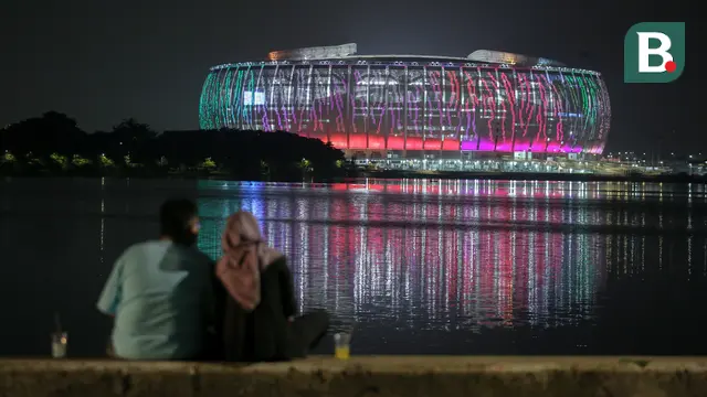 Foto: Menikmati Keindahan Jakarta International Stadium yang Bermandikan Cahaya dari Danau Cincin