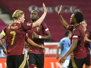 Gelandang Belgia Kevin De Bruyne (kiri) berselebrasi setelah mencetak gol ke gawang Israel dalam laga matchday 1 League A Grup 2 UEFA Nations League 2024/2025 di Nagyerdei Stadion, Debrecen, Sabtu (7/9/2024) dini hari WIB. (AP Photo/Denes Erdos)