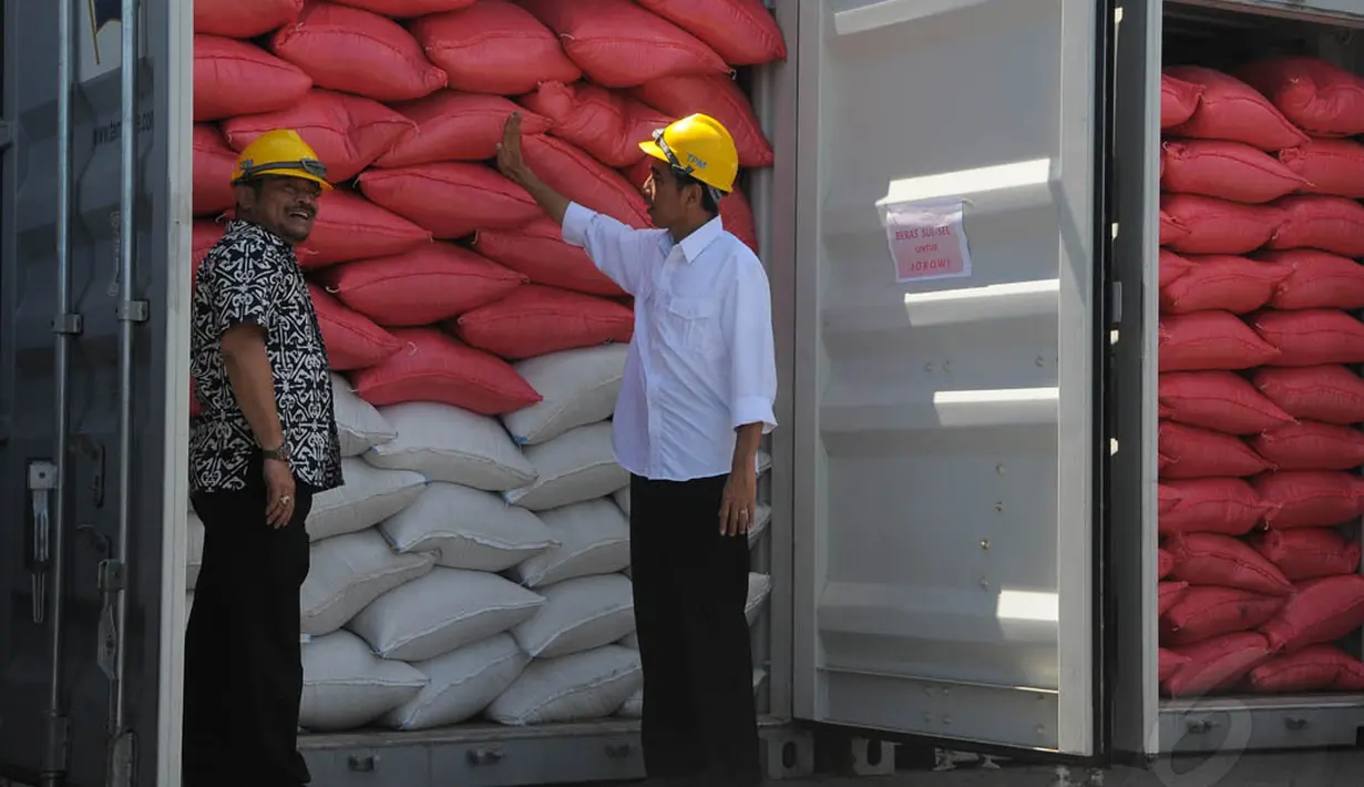Joko Widodo dan Gubernur Sulawesi Selatan Syahrul Yasin Limpo saat meninjau pelabuhan dan pengiriman barang tujuan Jakarta di Pelabuhan Makassar, Minggu (11/5/14). (Liputan6.com/Herman Zakharia)