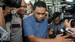 Staff Ahli komisi V, Jailani usai menjalani pemeriksaan oleh penyidik KPK, Jakarta, Selasa (23/2). Jailani diperiksa sebagai saksi Abdul Khoir, Direktur Utama PT Windu Tunggal Utama. (Liputan6.com/Helmi Afandi)
