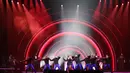 Diiringi penari latar, Mariah Carey membuka konsernya dengan lagu "Type Dangerous" dari album terbarunnya Here For It All, dilanjutkan dengan "Emotions" dari album berjudul sama yang dirilis tahun 1991. (Kapanlagi.com/Budy Santoso)