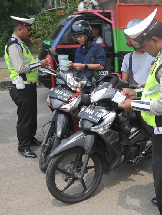 Petugas Polantas dan Dishub memeriksa kelengkapan surat pengendara dalam Operasi Zebra Jaya 2018 di kawasan Cinere, Depok, Selasa (30/20). Gelar operasi zebra ini bertujuan untuk menurunkan angka pelanggaran lalu lintas. (Merdeka.com/Arie Basuki)
