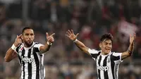 Pemain Juventus, Mehdi Benatia (kiri) merayakan golnya bersama Paulo Dybala saat melawan AC Milan pada final Coppa Italia di Rome Olympic stadium, (9/5/2018). Juventus menang 4-0.(Riccardo Antimiani/ANSA via AP)