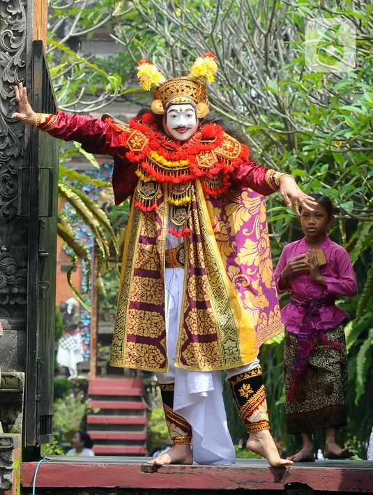 Selama prosesi Tawur Agung Kesanga, umat Hindu menampilkan beragam jenis tarian. (merdeka.com/Arie Basuki)
