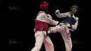 Atlet taekwondo Indonesia, Shaleha Fitriana (biru), saat melawan Nguyen Ha Thi pada final kelas kyorugi -62 SEA Games di KLCC, Kuala Lumpur, Minggu (27/8/2017). Kalah di final, Shaleha harus puas meraih perak. (Bola.com/Vitalis Yogi Trisna)