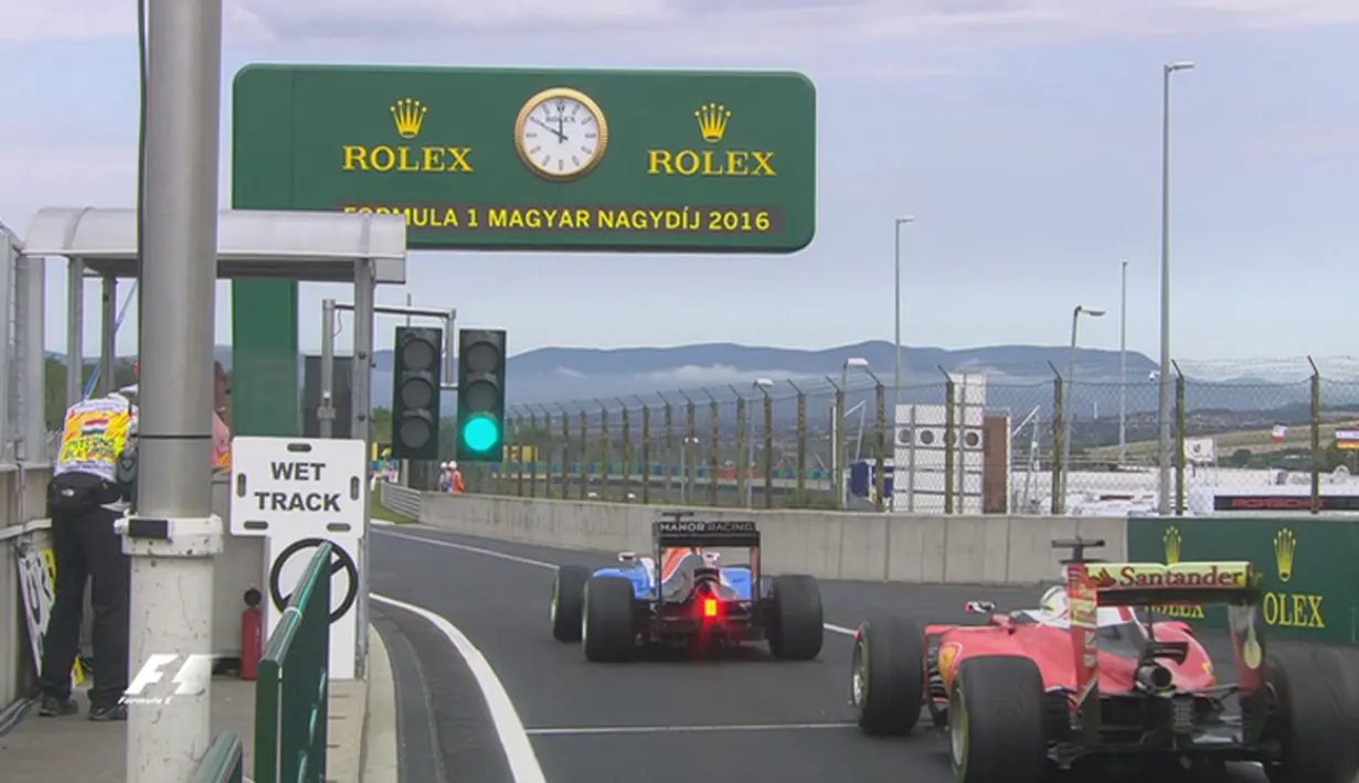 Latihan bebas pertama F1 GP Hungaria di mulai dengan peringatan bahwa lintasan di Sirkuit Hungaroring, Budapest, dalam kondisi basah setelah diguyur hujan, Jumat (22/7/2016). (Bola.com/Twitter/F1)