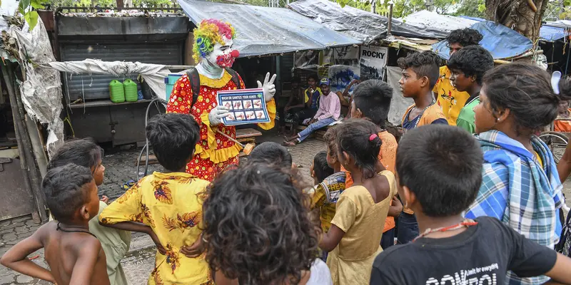 Badut Membantu Anak-Anak Mumbai Melawan COVID-19