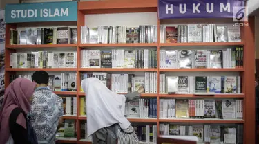 Pengunjung melihat-lihat buku dalam Islamic Book Fair 2018 di JCC, Jakarta, Jumat (20/4). Pameran kali ini sudah memasuki tahun ke-17. (Liputan6.com/Faizal Fanani)