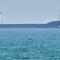 Sebuah kapal tanker berlabuh di Selat Hormuz di lepas pantai Pulau Qeshm, Iran, Sabtu, 18 April 2026. (AP Photo/Asghar Besharati)