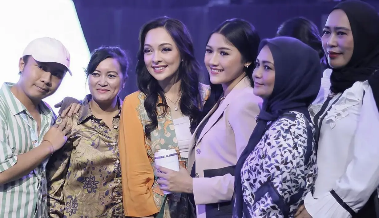 Erina Gudono tampil sebagai bumil cantik dengan outfit semi formal bernuansa earth tone. [@erinagudono]