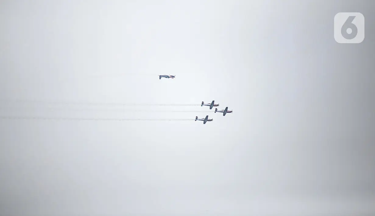 Penampilan atraksi Jupiter Aerobatic saat perayaan HUT ke-77 TNI di Jakarta, Rabu (5/10/2022). Kegiatan yang diikuti oleh seluruh kesatuan jajaran TNI ini dalam rangka menyambut HUT ke-77 TNI. (Liputan6.com/Faizal Fanani)