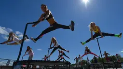 Peserta berpartisipasi dalam latihan fitnes saat berlangsung Festival Velo Picnic Open Air di Minsk, Belarus. (27/6). (AFP PHOTO/MAXIM MALINOVSKY)