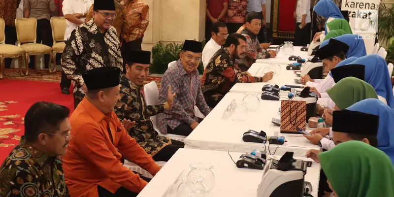 Jokowi dan Jusuf Kalla Serahkan Zakat di Istana Negara
