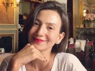 Penampilan Wanda Hamidah saat mengenakan makeup yang sederhana namun tetap terlihat memesona. (Liputan6.com/IG/@wanda_hamidah)