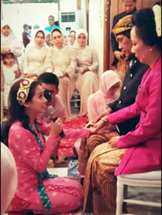 Menjelang akad nikah Gista Putri meminta do'a restu kepada kedua orang tua. (Via twitter/@Gistafever_Fc)