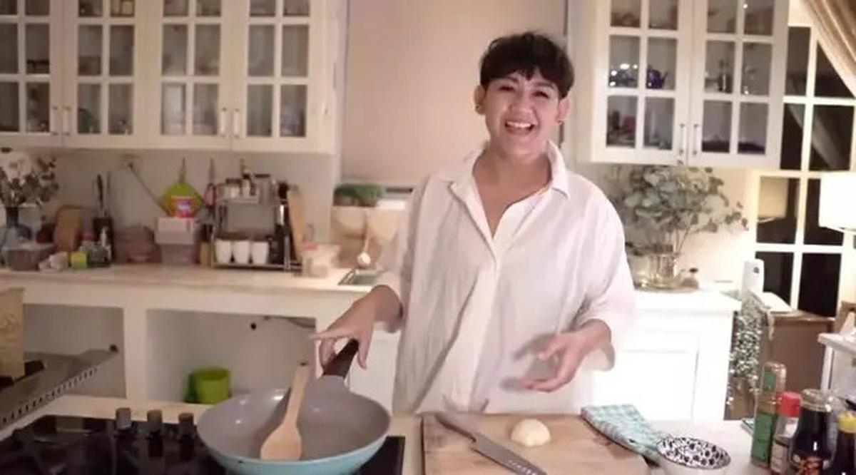 11 Potret Dapur Sissy Priscillia, Model Interior Serba Putih yang Menyatu dengan Ruang Keluarga