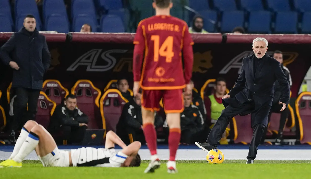 Pelatih AS Roma, Jose Mourinho menghentikan bola sambil melakukan protes kepada wasit saat laga lanjutan Liga Italia 2023/2024 melawan Atalanta di Olympic Stadium, Roma, Italia, Senin (08/01/2024) dini hari WIB. (AP Photo/Andrew Medichini)