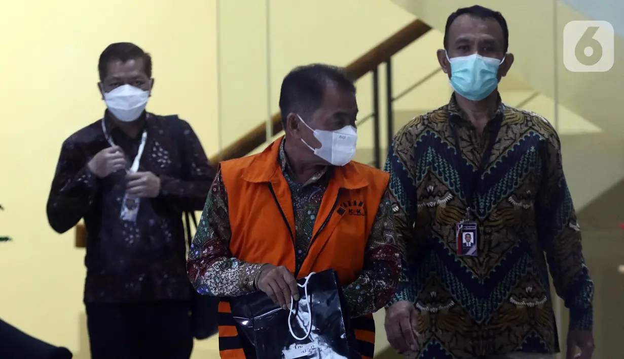 Bupati nonaktif Banjarnegara Budhi Sarwono berjalan ke mobil tahanan usai pemeriksaan lanjutan di Gedung Merah Putih KPK, Jakarta, Jumat (1/10/2021). Budhi merupakan tersangka dugaan korupsi pengadaan barang dan jasa di lingkungan Pemkab Banjarnegara TA 2017-2018. (Liputan6.com/Helmi Fithriansyah)