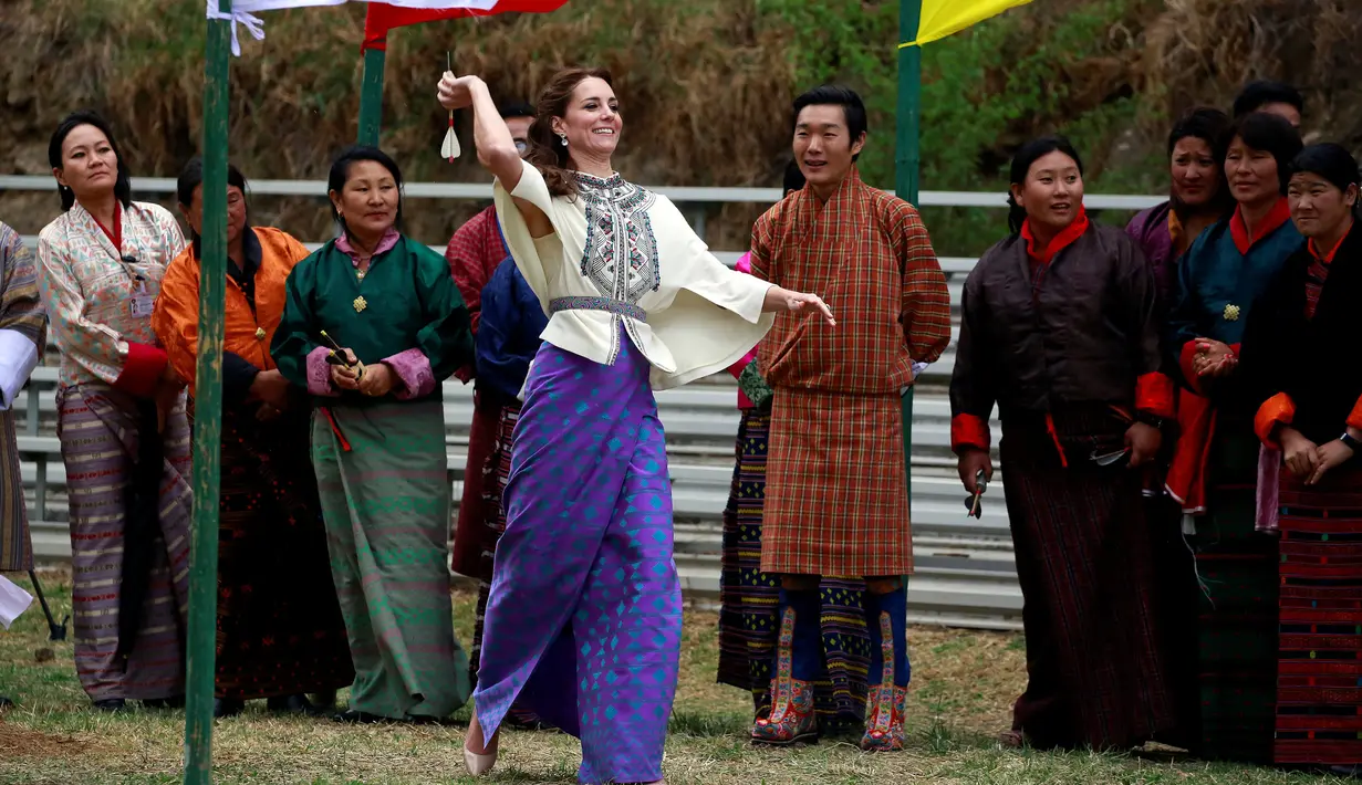 Istri Pangeran Inggris, Kate Middleton atau Catherine Duchess of Cambridge saat melempar panah dalam permainan tradisional Khuru di Changlimithang Archery Ground Thimphu , Bhutan , 14 April 2016. (REUTERS / Cathal McNaughton)