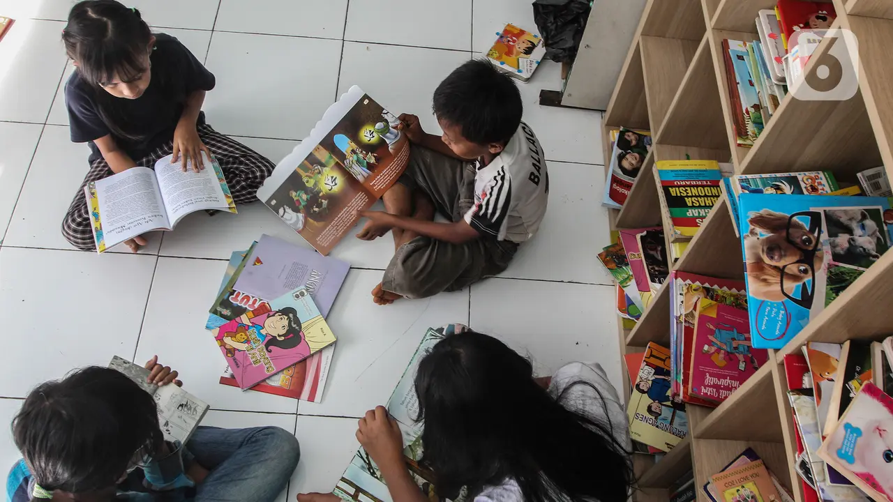 PPKM Level 3, Anak-Anak Membaca Buku di Balai Warga