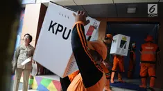 Pasukan oranye mengambil logistik pemilu 2019 di Gelanggang Olahraga Remaja, Jakarta Pusat, Selasa (16/4). Logistik tersebut akan distribusikan kesejumlah kelurahan dan TPS yang tersebar di Kecamatan Senen, jelang Pemungutan Suara pada 17 April 2019. (Liputan6.com/Herman Zakharia)