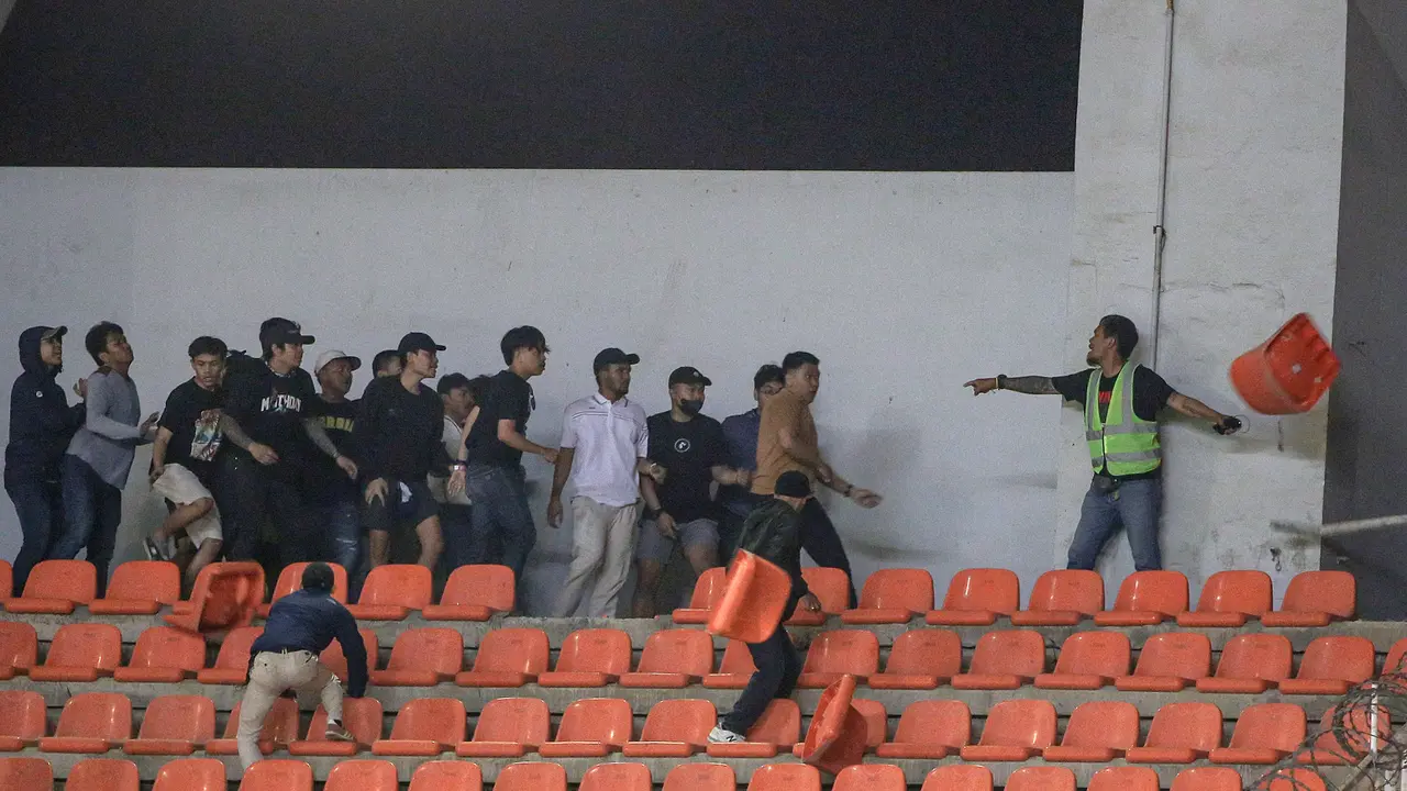 Foto: Laga Persib Vs Persis Sempat Dihentikan Akibat Bentrok Antar Suporter