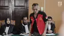 Aktor senior Tio Pakusadewo menjalani sidang pembacaaan dakwaan kasus penyalahgunaan narkoba di Pengadilan Negeri (PN) Jakarta Selatan, Senin (30/4). Tio yang sebelumnya berewokan dan gondrong tampil rapi dengan rambut cepak. (Liputan6.com/Faizal Fanani)