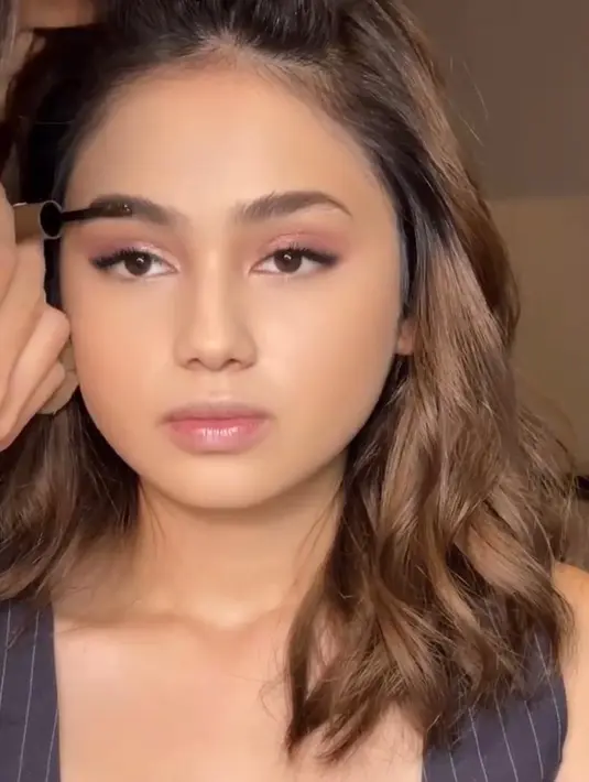 Kemudian di bagian pipinya, Azarine chic to cheek ombre blush shade guava splash diaplikasikan untuk memberi efek segar pada keseluruhan tampilan makeup Syifa. Brow-cara juga digunakan untuk membuat alis lebih rapi dan tahan lama. [@syifahadju/@itsfrankywu]