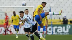 Laga baru berjalan lima menit, otoritas kesehatan Brasil (Anvisa) bersama beberapa anggota kepolisian tiba-tiba memasuki lapangan dan meminta pertandingan dihentikan. (Foto: AP/Andre Penner)