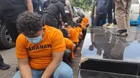 Mahasiswa asal Kabupaten Bone berinisial ZM (22), ditangkap usai menjadi tersangka aksi kerusuhan hingga berujung pembakaran Kantor DPRD Makassar pada Jumat malam (29/8/2025). (Liputan6.com/ Fauzan)