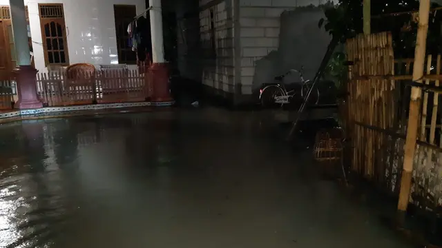Banjir kembali merendam dua kecamatan di Cilacap, Minggu malam (15/11/2020). (Foto: Liputan6.com/BPBD Cilacap)